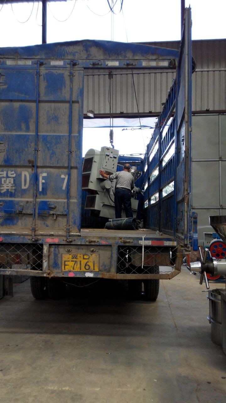 鄭州企鵝大豆榨油機裝車(chē)發(fā)貨
